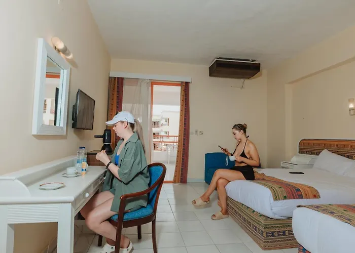 Empire Aqua Park - Couples And Families 3* הורגהדה